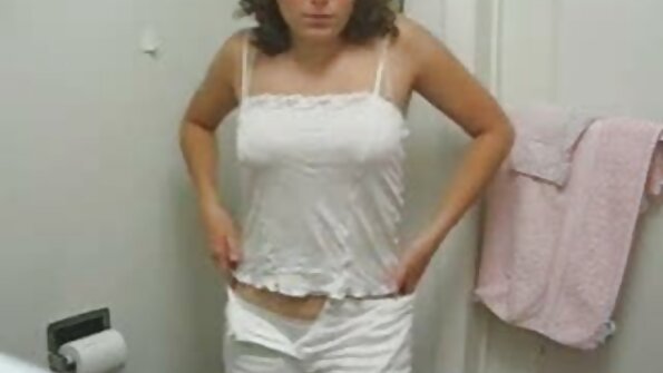 En het brunett sitter ovanpå en hackspelare på lakan