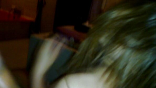 En latina med en tatuering över hennes fitta knullar bak i en skåpbil