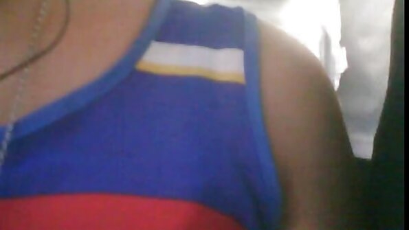 Amatör med svart hår drar håret på sängen