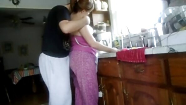 Fantastisk skolflicka med naturliga former analyseras