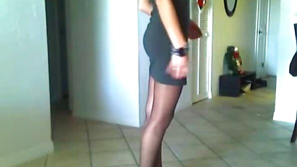 En milf blir knullad framför sin cuckold make av en svart kille