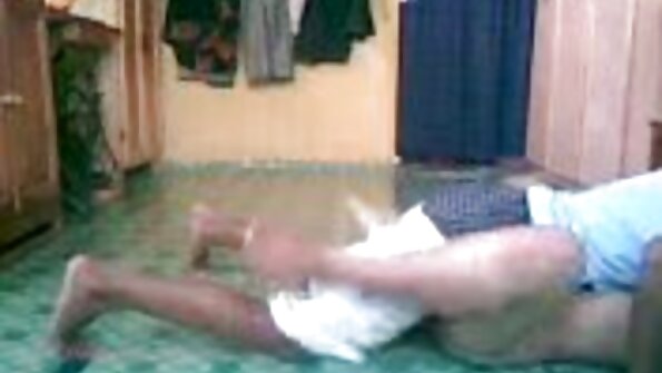 En milf med stora tuttar får en kuk skjuten i sin fitta i köket