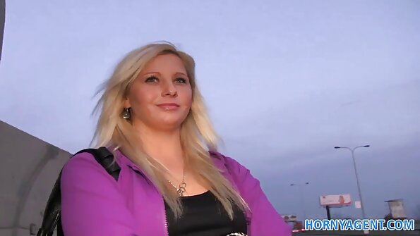 En naturlig svart dam har en sak för vita killar