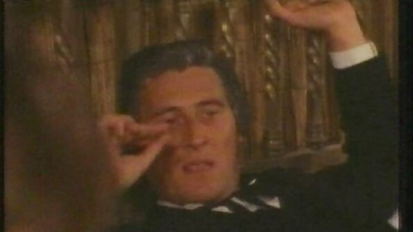 En nymfo får sin fitta att slå riktigt hårt här