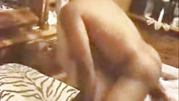 En liten porrstjärna med en sexig röv får en het sperma