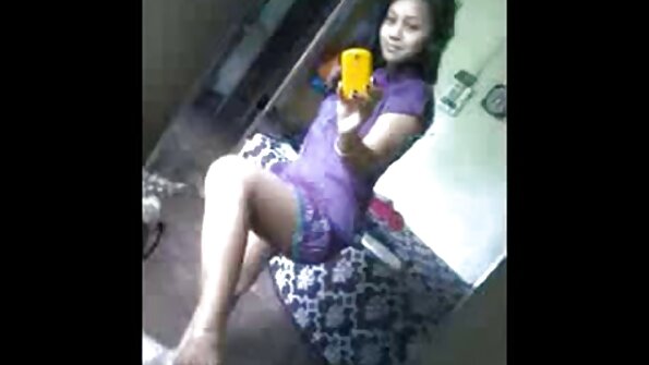 En sexig läkare använder sexleksaker i undersökningsrummet på sin patient