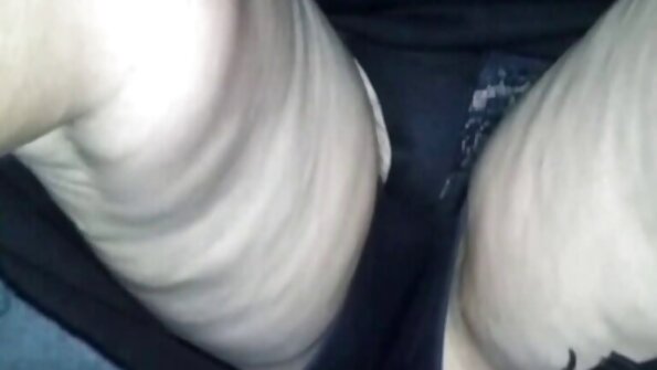 En sexig sjuksköterska går på knä för att ge en patient ett slag