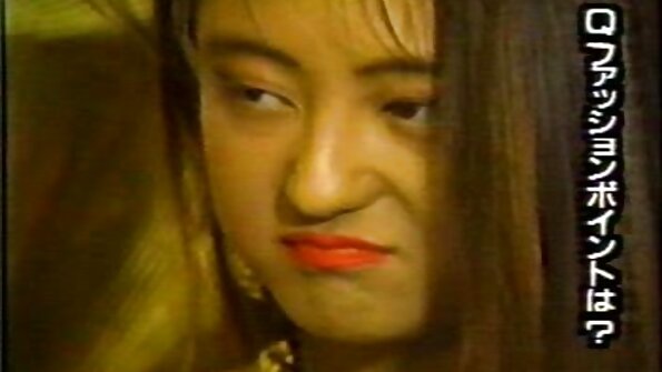 En slampa som älskar att ha intensiv action är i ett gangbang