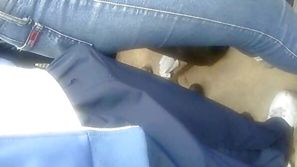 En liten blondin med ett sexigt utseende i ansiktet onanerar