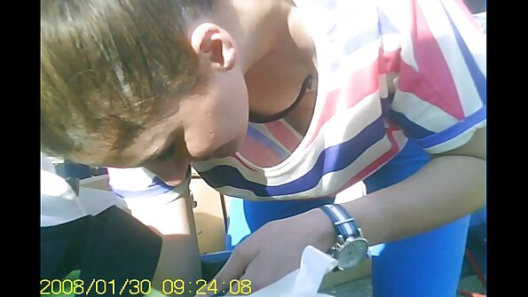 En liten bröstblondin sitter på en dildo som är lång och fast