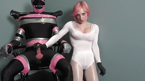 En styvmamma med stora tuttar öppnar upp hennes fitta för sin svärson