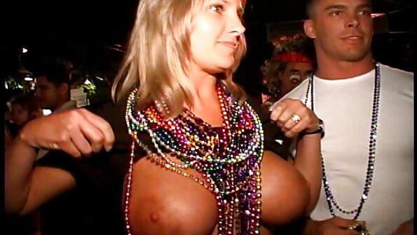 En söt och utsökt blondin får så mycket sperma i ansiktet