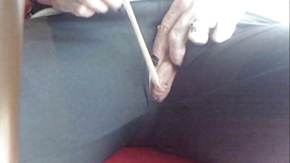 Skönheter bredvid en vrålande eld har erotisk lesbisk sex