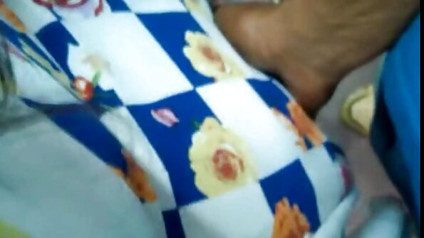 Vacker tjeckisk brunett onanerar fitta bland illaluktande blommor