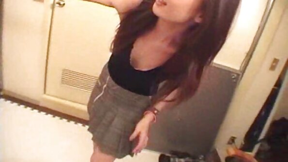 Bimbo styvmamma lär en söt brunett tjej hur man knullar