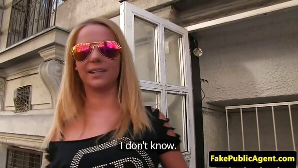 Blonda och brunettflickor vet definitivt hur de ska ta emot nöje