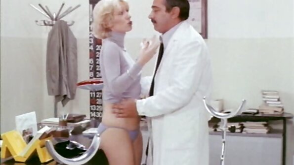 Blond brat behöver en stor köttstång i sitt snäva fittahål just nu