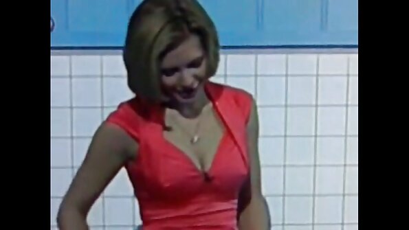 Trevlig brunett älskar med dotterns söta bästis