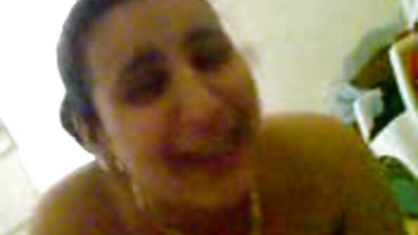 Brunett babe med stora juggs behöver hårt jävla