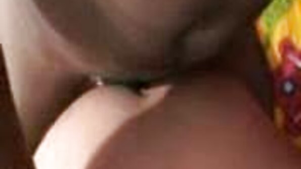 Bystiga Lilith Lust kopplar upp sig med heta lesbiska Lizzie Tucker