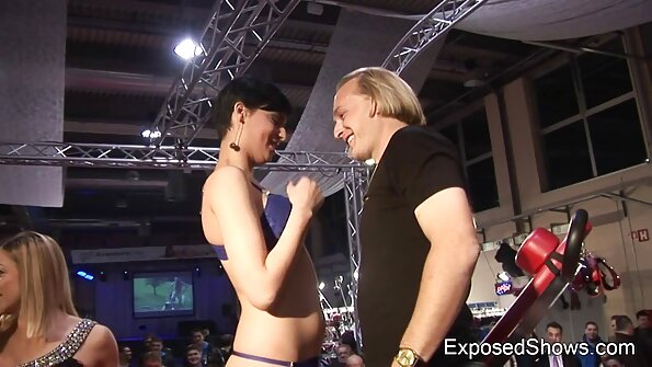 Kanadensisk webbkameramodell sträcker rumpan med en knytnäve och en enorm rumpa