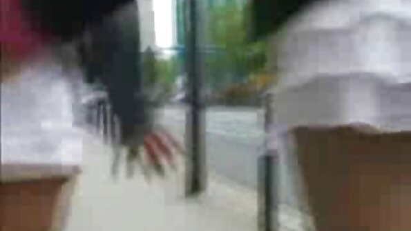 Fågelunge med långa ben väljer att leva fritt och få poäng