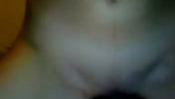 En stor röv svart brud får en vit kuk inuti hennes fitta