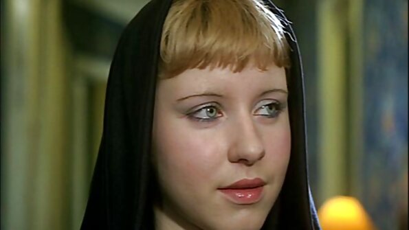 En stor svart kille skjuter sin kuk inuti en kåt blondin som har en stor röv