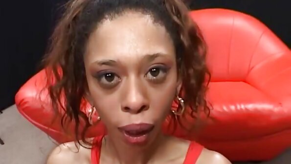 En blond ängel med en fin kropp använder en vibrator på sin våta fitta