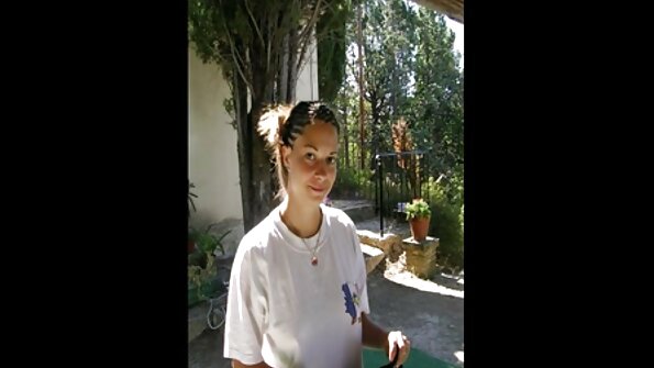 En blondin som har spetsiga bröstvårtor blir puckel utan kondom