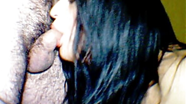 En blondin som har små bröst får två kukar i sig