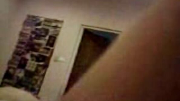 En blondin som är på den offentliga toaletten suger och hanterar kuk