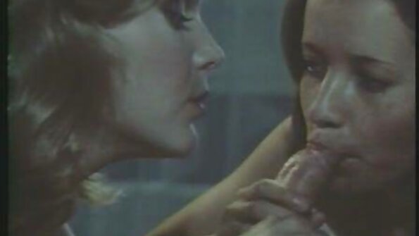 En blondin som älskar att suga får sperma i sitt vackra ansikte