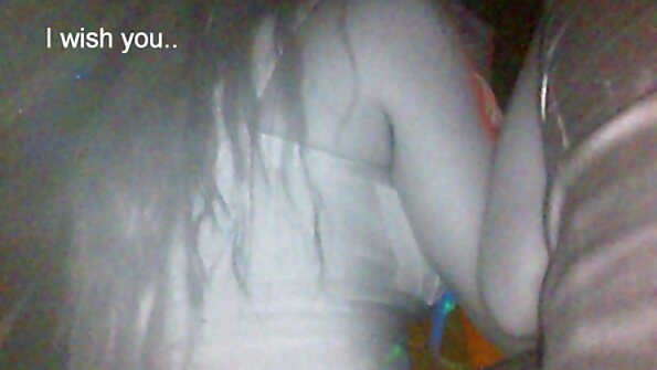 En blondin med en fin stor rumpa ger sin älskare ett slag