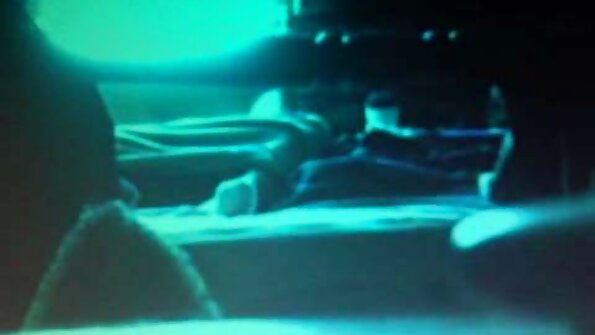 En blondin med tatueringar och kort hår blir knullad i hennes fitta