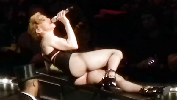 En brunett domineras av en stor kille på sängen idag