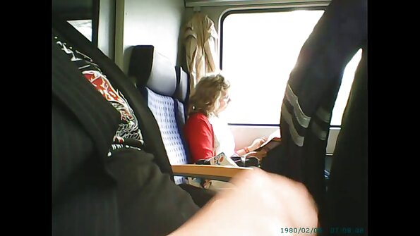 En brunett onanerar med sin sexleksak på sängen på ett hett sätt