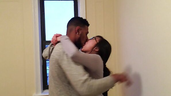 En brunett som har en vacker fitta ger ett slag till sin partner