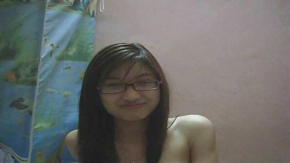 En brunett med mager kropp knullar i klassrummet framför oss