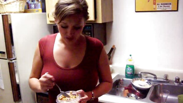 En bystig milf med stora tuttar får hennes strama röv ramsad