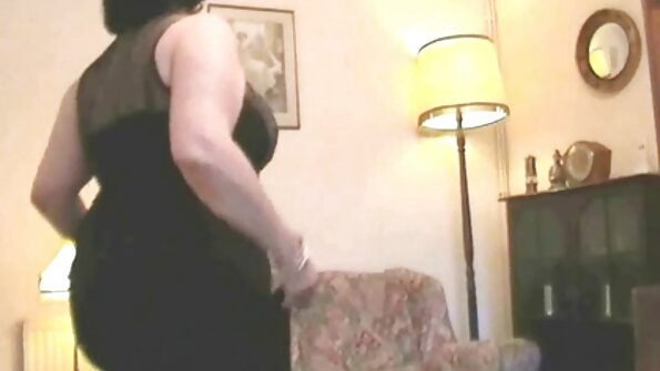 Bedårande tonåring brunett älskling är redo för sitt första analsex