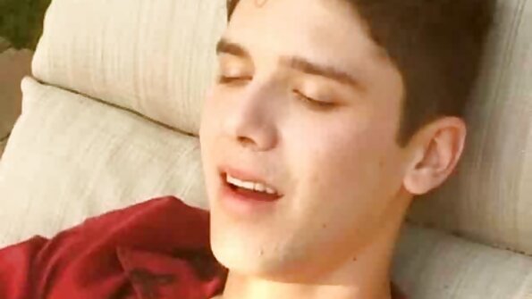 En passformig brud som har en fin röv håller på att bli penetrerad analt