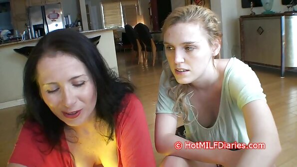 En mormor som älskar tonårsdamer får hennes våta gamla fitta slickad