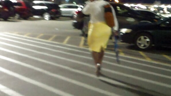 En mormor med stora hängiga tuttar får hennes fitta att penetrera