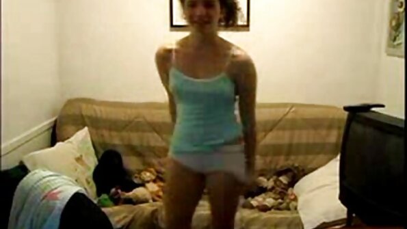 En härlig brunett kysser en kuk med mycket passion och nåd