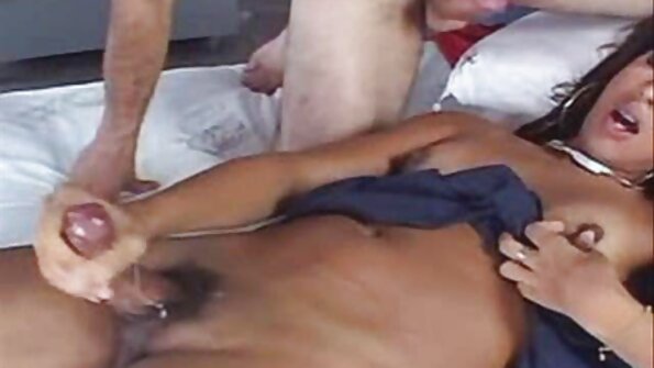 Amatör tonåring med perfekt genomborrade bröstvårtor knullar i POV