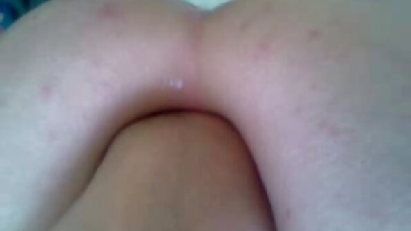 Anikka Albrite röv knullad när brunetten tjatar på hennes bröst