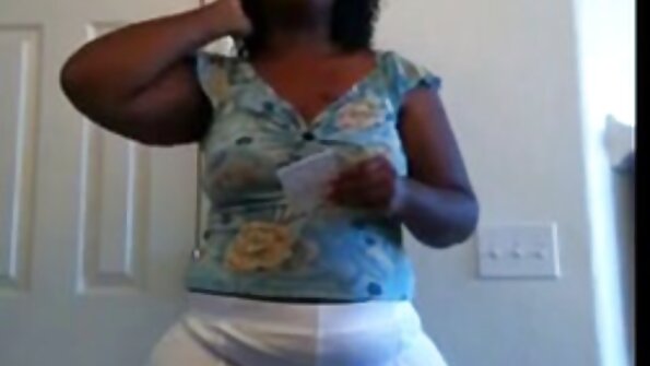 En pigg babe som har en fin mun suger en stor hacka