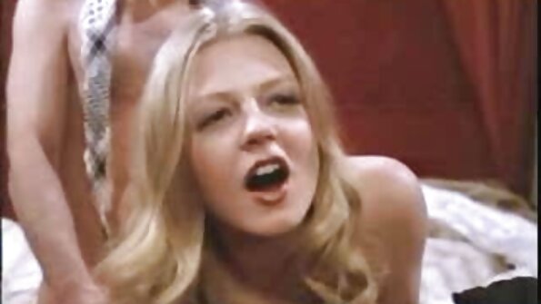 En rödhårig som har framträdande stora bröst ger ett blow -jobb