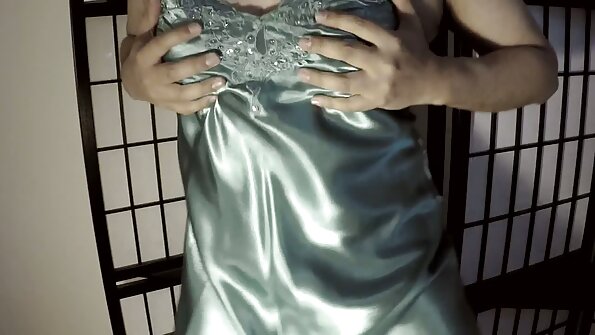 En sexig tjej får sin fitta smekad av en kille och hon är körd